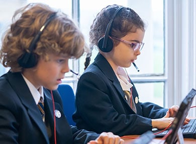 Eltham-school-children-at-laptop-new